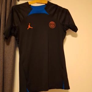 PSG tröja - Svart psg tröja med orangea och blåa detaljer. Nästan aldrig använd men den är för liten för mig. Slim fit i storlek s