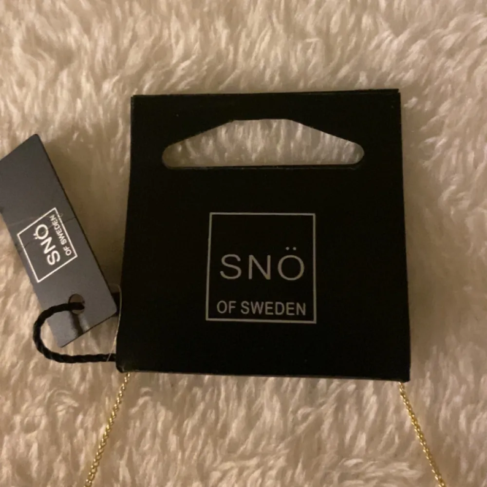 Helt nytt halsband aldrig använt, ny pris 399kr💕💕. Asusteet.