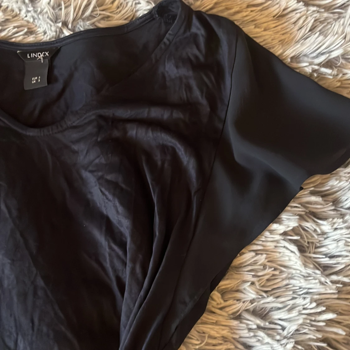 T-shirt med volanger och rosetter  - 91