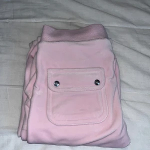 Juicy couture byxor - Säljer dessa super söt ljusrosa juicy byxor. Dem är super sköna och bekväma. Säljer då dem inte kommer till användning. Nypris 1200. Priset kan diskuteras.