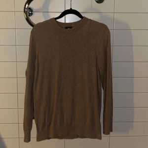 Beige sweatshirt - Tja, säljer en beige hm sweatshirt som inte kommer till användning. Strl M