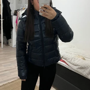 Jacka - En jättefin och modern jacka som aldrig kommit till användning och prislapp finns kvar, från lager 157. Säljer den för att jag köpte en annan storlek. Hör gärna av dig vid intresse. Jackan säljs inte längre på lager 157. Jag har även i svart XS.