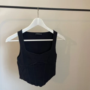 Topp med konturer - Varan är i gott skick!! Super snygg och framhäver siluetten, kommer tyvärr inte till användning längre. Har utstående konturer i form av sömmar som bidrar till en siluett imitation. 