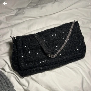 Handväska Beck Söndergaard  - Jättefin väska från Beck söndergaard!! Ny skick🙏🏼nypris 899 mitt pris 400 men kan sänka så skriv vad ni kan betala 💘💘så fint lite lätt glittrig