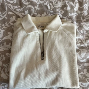 Tjocktröja herr - Sandfärgad tjocktröja från East West strl M Herr  Fint skick, knappt använd