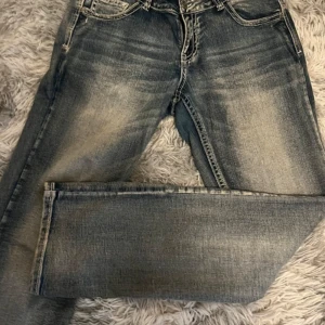 Skitnsygga stars & stripes jeans - Nypris 1200kr!! Superfina stars & stripes jeans! Knappt använda, behöver tyvärr sälja då dem är för små för mig. Detaljerna på baksidan är otroliga och jeansen är raka/bootcut passform.   Storleken på lappen är W32, och är normal i storleken. 