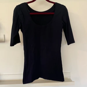 T-shirt - T-shirt (lite längre än kortärmad). Fint skick. Storlek s. 