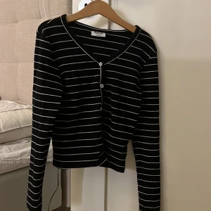 En jätte fin randig knapptröja från Kappahl 🙌🏼 - Denna tröjan har inte använts så många gånger! Väldigt bra skick. Storlek 146-152