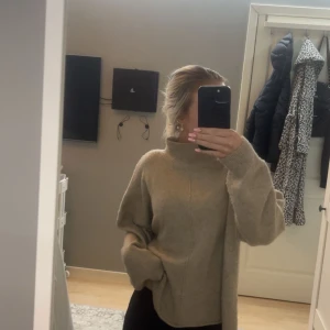 Stickad tröja  - Säljer denna jätte fina stickade från NA-KD, säljer på grund av att den inte kommer till användning, priset går att diskutera 🩷