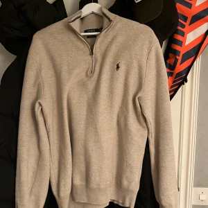 Ralph lauren zip - Beige RL quarterzip. Rekommenderar för folk över 180cm. Är själv 180 men den var lite för stor för mig och säljes därför. Pris är ej hugget i sten!
