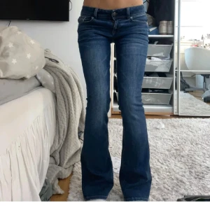 Lågmidjade jeans - Säljer dessa mörkblå lågmidjade jeans som jag köpte här på plick men de var tyvärr för små och korta för mig! Superfint skick. 2 första bilder lånade🙌🏼 Innerbenslängd: 80 cm Midjemått:37 cm Jag är 170 som referens Skriv vid frågor eller fler bilder🥰