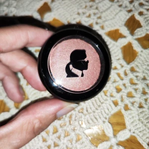 Rosa rouge - Karl Lagerfelt + model co - Säljer ett superfint rosa rouge med en cool siluett på locket. Perfekt för att ge kinderna en fräsch och rosig look. Kompakt och lätt att ta med i väskan. Tillverkad i Kina och innehåller 3,5g produkt.