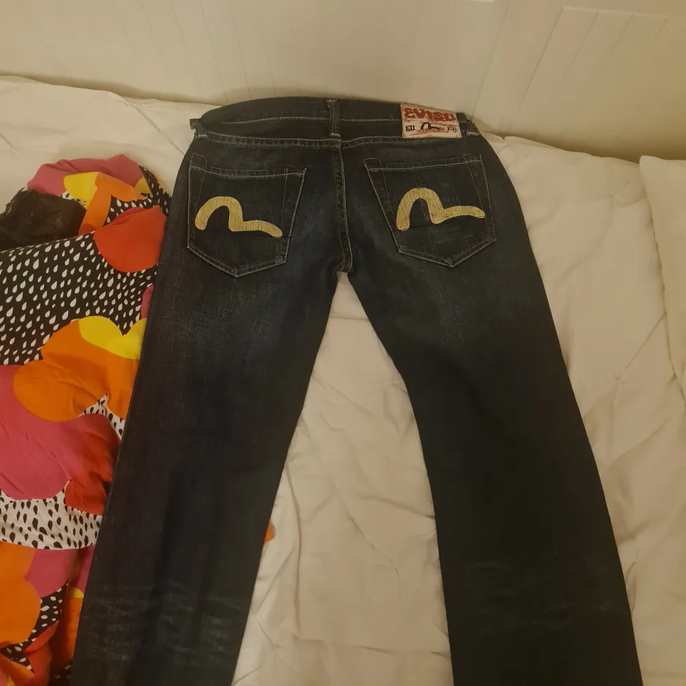 Jeansen är i storlek W26-7 och är i bootcut. Säljer eftersom att den blev för liten på mig.. Jeans & Byxor.