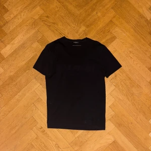 Balmain T-Shirt - Tja, säljer en svart balmain t-shirt. Nypris ca 3500, mitt pris 799. Knappt använd. Storlek M