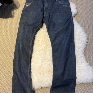 Blå jeans från Diesel Krooley - Säljer ett par snygga blå jeans från Diesel Krooley. De har en klassisk femficksdesign och är i bra skick. Perfekta för både vardag och fest!