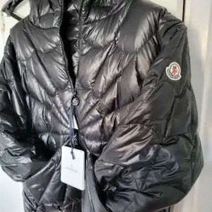 Säljer en Moncler jacka som jag köpte förra året, den är mycket varm och skön och nästan oanvänd. Perfekt till kylan nu. Storlek L. Kan gå ner i pris vid snabbare affär