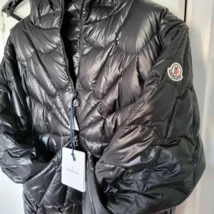 Moncler x Marvel - Säljer en Moncler jacka som jag köpte förra året, den är mycket varm och skön och nästan oanvänd. Perfekt till kylan nu. Storlek L. Kan gå ner i pris vid snabbare affär