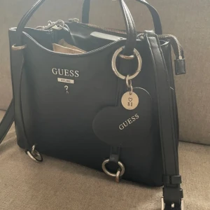 Guess väska  - Knappt använt , köpt för 1399kr. 