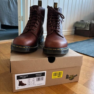 Dr. Martens 1460 Pascal Cashew stl 45 - Dr. Martens 1460 Pascal Cashew stl 45 Skick 10/10 Helt nya. Säljes då dom inte passar mina fötter. Nypris är 2095 kr
