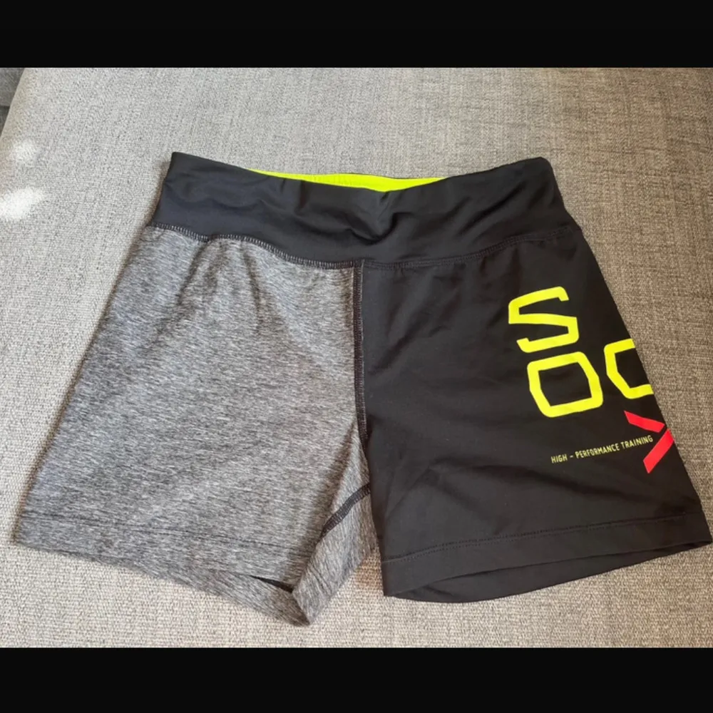 Tränings shorts som är delad i olika färger.🖤🩶 Dom är i storlek 36 men skulle säga att de är en blandning mellan 34 och 36.. Sportswear.