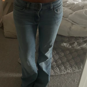 Lowrise bootcut jeans  - Jättesnygg lågmidjade flare jeans från Levi’s! I deras modell superlow flare! Storlek W28