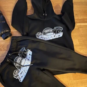 Trapstar dress - Trapstar dress i stl S men kan även passa M