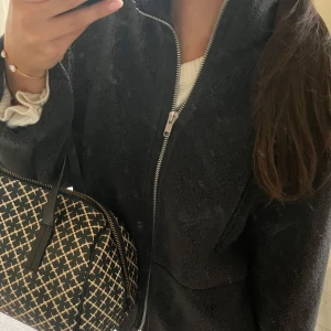 Teddy jacka  - Slutsåld teddyjacka som passar mig som är 174! Perfekt till höst och vinter! Toppen skick🤗