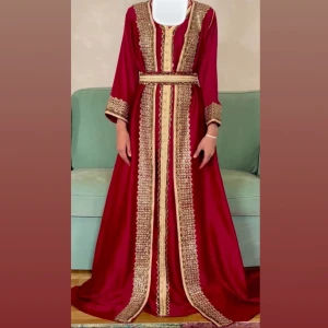 Klänning/ marockans kaftan - Helt ny klänning. Jätte fin färg som sticker ut, mellan röd och vinröd färg. Personen på bilden är en storlek 36 men klänningen är stor och kan passa upp till storlek 42. 