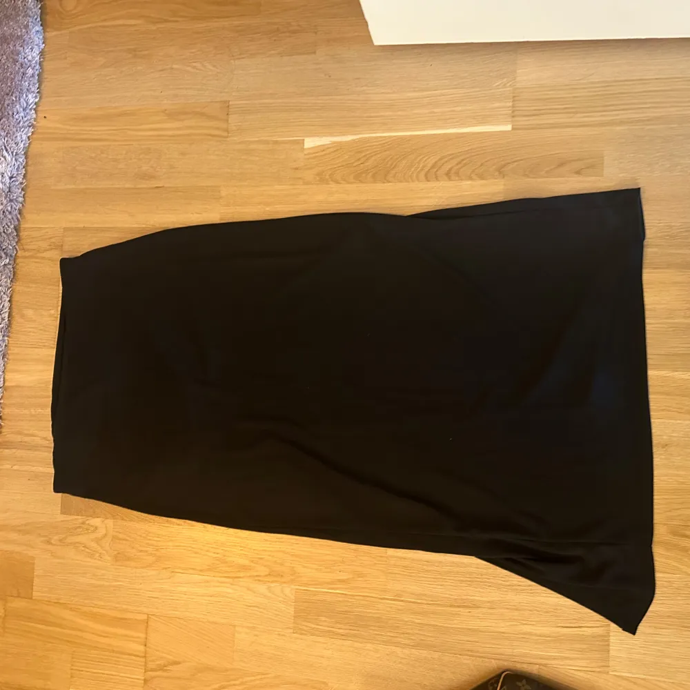 Svart kjol från Gina Tricot. Ny med prislapp och aldrig använd i storlek M. Kjolen är en tajtare modell med en slits. Kjolar.