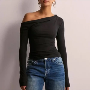 Off shoulder tröja - Säljer den här tröjan från Nelly, lappen är inte kvar men jag har aldrig använt den så helt ny. 