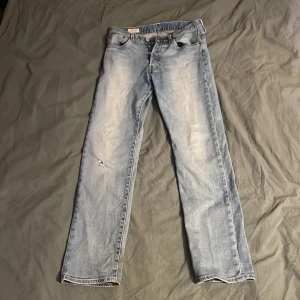 Levis 501 - Säljer nu dessa snygga Levis 501 som jag inte använder särskilt mycket. Dem har ett litet hål vid benet (se på bild) men annars i väldigt bra skick.