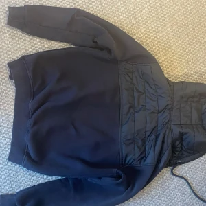 Moncler tröja/jacka - Säljer min moncler tröja/jacka har vuxit ur den har använt den i en månad nu.  Priset är inte hugget i sten 