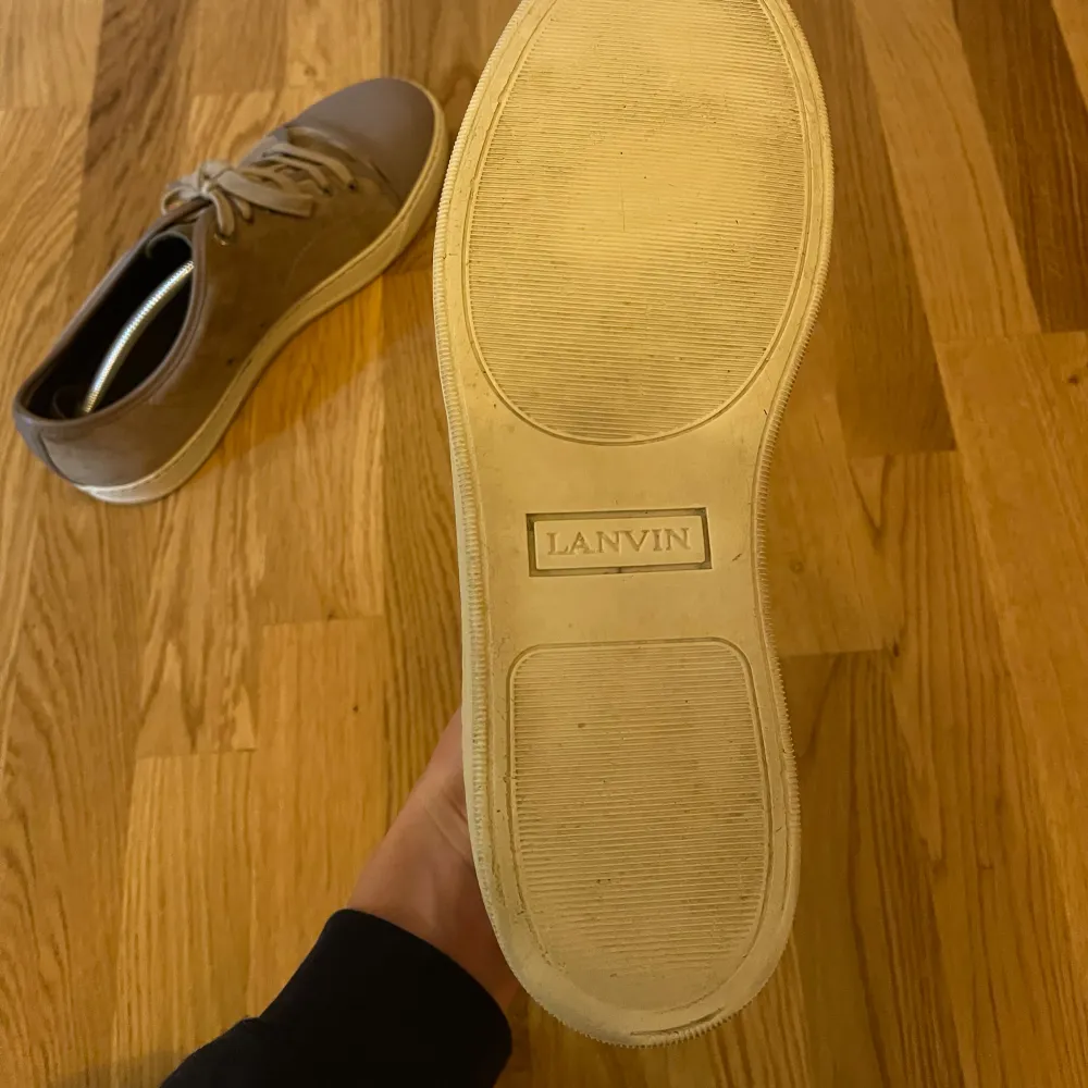 Säljer Lanvin skor low i storlek 41 (UK 7), passar en storlek större. Nypris: 5200 kr. Skick: 6-7/10, lite slitna captoen och sulan. DM för frågor! 🙌. Skor.