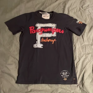 Parajumpers  - Säljer nu denna parajumper t shirt som är för stor för mig. Den är i använt men bra skick.