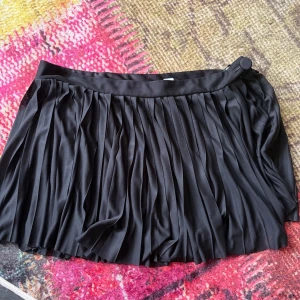 Kjol - En svart mech kjol  Som jag klippt av innerkjolen på