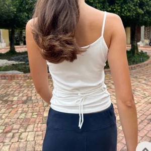 Blå knyt topp - Säljer en jätte snygg blå topp som man kan knyta där bak💐🤞🤞🏝️ snyggt skönt material med 100% bomull🛍️
