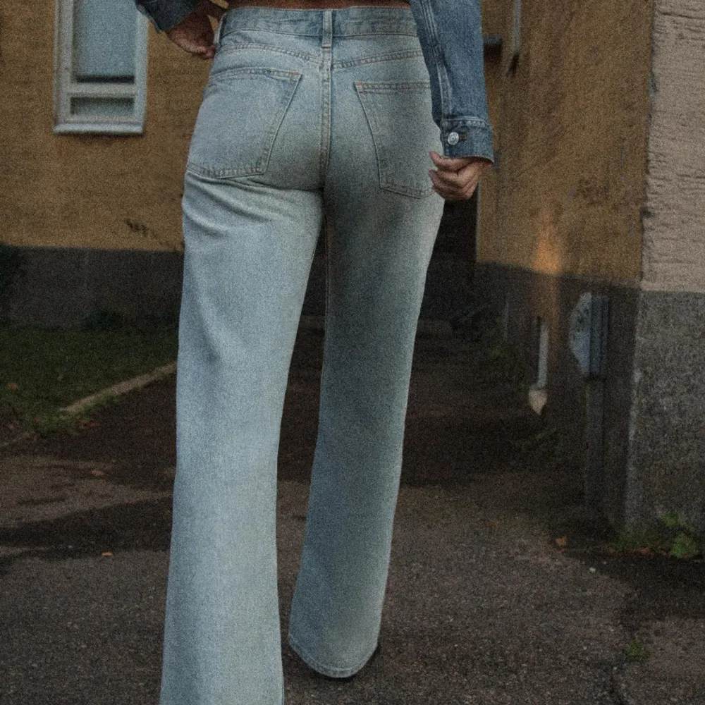 Ljusblå jeans från Zara 🤍 medelhög midja, Wide leg  Aldrig andvända!!. Jeans & Byxor.