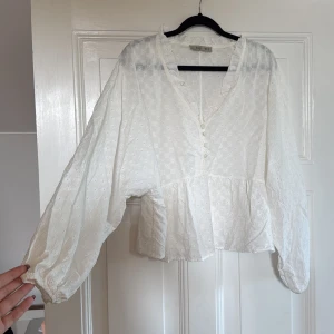 Vit broderad blus - Super fin vit broderad blus, aldrig använd men lappen är av så kan inte skicka tillbaka. Storlek L