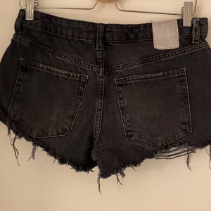 Lowwaist jeansshorts - Assnygga lågmidjade jeansshorts från Zara. Aldrig använda av mig och använd ett fåtal gånger av föregående ägare. Säljer då de tyvärr är för stora för mig. Köpt för 250kr💗Vid mer info eller intresse och liknande, hör gärna av dig🫶🏼Kolla in min profil!
