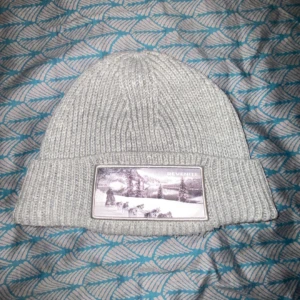 Soft Revenite mössa - Säljer perfekt soft revenite mössa inför vintern. Håller huvudet varmt och otroligt skönt material. Var stilig men även bekväm nu i vinter !!