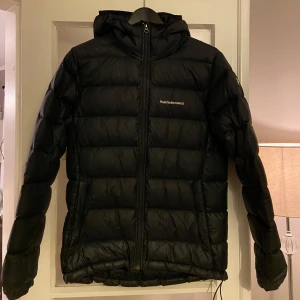 Svart dam peak performance jacka  - Fin och välskött svart peak performance jacka i stolek S. Litet hål/ rispa som visas på sista bilden, men inget som påverkar funktionen eller utseendet vilket även det visas på bilderna
