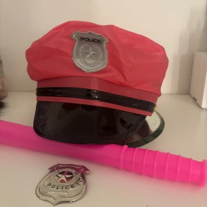 Halloween - Rosa polishatt🩷 polisbricka och batong (som piper)! 