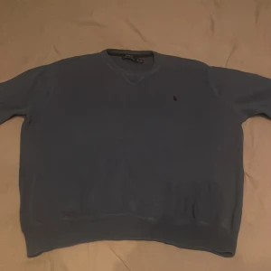 Ralph Lauren Tröja - Säljer denna ralph lauren tröja i fint skick, den är för stor för mig, därav säljer jag den! XL skulle kunna passa L