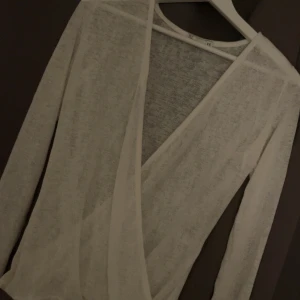 Blus  - En blus/kofta från nelly i bra skick ❣️