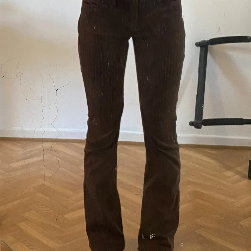 Bruna Lågmidjade Bootcut jeans från camera med ljusa ränder, knappt andvända, sitter tight och bra😊. Jeans & Byxor.