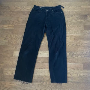 Manchester Lee jeans - Vintage Lee jeans. Bilden visar inte men dem är väldigt svarta. Kompletterar rumpan! Ankel längd En trasig bällteshälla som kan enkelt fixas :)