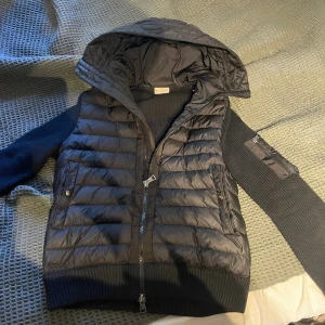 Moncler jacka - Säljer min äkta moncler jacka då jag inte har användning av den, stolek m sitter som m jag är 182 och den sitter perfekt på mig skön jacka i sej till ett bra pris till den som är sugen! Hör av er vid intresse inga skam bud