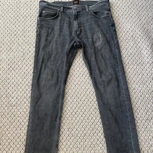 Lee jeans - Säljer lee jeans i storlek 32 köpt för 1000. Skick 10/10 säljer för 450. 