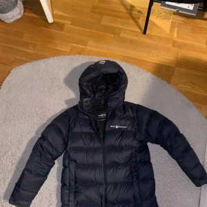 Sail racing jacka  - Säljer nu min Sail racing jacka med prislappen på, i strorlek 160 alltså ungefär en XS. Säljer den pågrund av att den tyvärr är förliten.köpte den för 2699 kr och säljer den för 1500 kr 