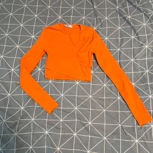 Långärmad topp  - Orange långärmad tröja från New Yorker. Den är aldrig använd. Storlek S. 
